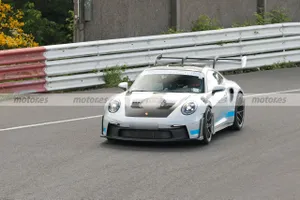 El futuro Porsche 911 GT2 RS 2026 conquista Nürburgring, deleitate con estas fotos espía (y música para tus oídos en vídeo)