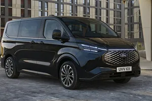 Todos los precios del nuevo Ford E-Tourneo Custom, una furgoneta eléctrica que quiere superar a los Citroën ë-SpaceTourer y Peugeot E-Traveller