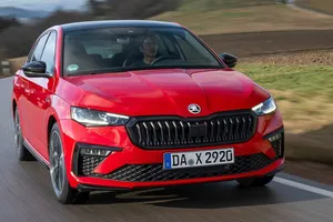 El compacto barato de Skoda es ahora más dinámico y ¿deportivo? Llega el Scala más potente con cambio manual, estos son sus precios