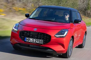 El nuevo Suzuki Swift 2024 ya tiene precios, el renovado utilitario llega a España con etiqueta ECO y ¡versiones 4x4!