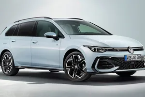 El nuevo Volkswagen Golf 2024 con acabado R-Line ya tiene precios, llega la versión más popular con hasta 150 CV y etiqueta ECO