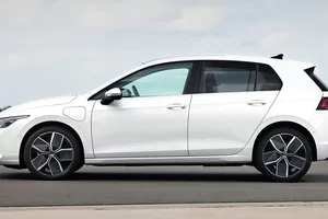 Etiqueta CERO y hasta 181 km de autonomía eléctrica, el nuevo Volkswagen Golf eHybrid ya tiene precio en España y presume de equipamiento