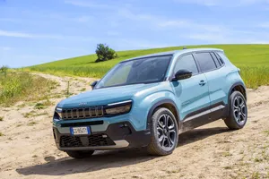 Prueba Jeep Avenger e-Hybrid. ¿Qué aporta la tecnología MHEV al crossover urbano más aventurero? (con vídeo)