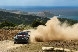 Sébastien Ogier y Ott Tänak 'rompen' el Rally de Italia-Cerdeña en sólo cuatro tramos