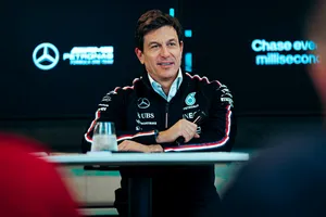 Toto Wolff manda un nuevo mensaje a Carlos Sainz y a su rival por el puesto en Mercedes