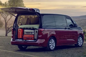 El Volkswagen Multivan se transforma en un hogar móvil con un interesante paquete para que no esperes a la nueva California