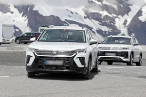 El Volkswagen T-Roc 2025 reaparece en fotos espía, el ultimo SUV térmico de la marca se enfrenta a la exigencia de los Alpes