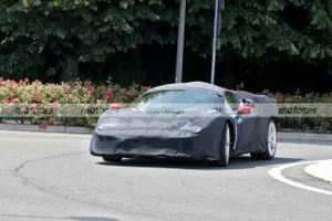 El sucesor del Ferrari SF90 se transforma en prototipo, nuevas fotos espía de la bestia híbrida italiana que superará los 1.000 CV