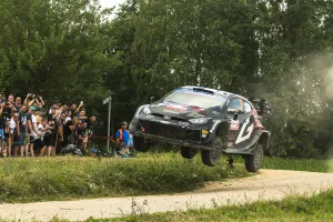 Kalle Rovanperä estira su liderato en el Rally de Polonia ante un peleón Andreas Mikkelsen