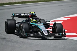 Lewis Hamilton priva a Carlos Sainz del mejor tiempo del viernes en Montmeló