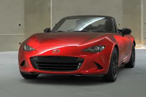 El Mazda MX-5 2025 estrena importantes novedades, más tecnología y eficiencia a bordo del icono japonés más deseado