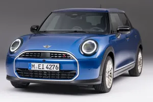 Llega el nuevo MINI Cooper 5 Puertas 2025, un utilitario práctico, moderno y listo para conquistarte con sus dos potentes motores