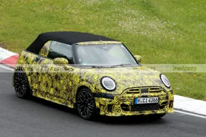 Nuevas fotos espía del MINI John Cooper Works Cabrio 2025, el descapotable lleva su deportividad al límite en Nürburgring