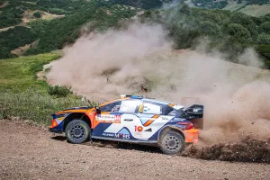 Ott Tänak y Sébastien Ogier mantienen el duelo en el Rally de Italia-Cerdeña mientras Thierry Neuville falla