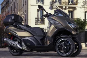 Sentencia histórica y por doble, Piaggio prohíbe la venta del Peugeot Metropolis en Italia por copiar una tecnología inédita