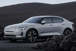 El Polestar 2 2025 se renueva y es más atractivo que nunca, la berlina eléctrica sueca ya está a la venta en España