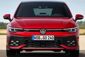 Más potente y solo automático, el nuevo Volkswagen Golf GTI 2024 ya tiene precio y apunta al liderato de los compactos deportivos