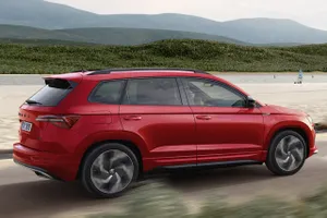 El Skoda Karoq estrena nueva versión diésel en Italia, una opción más equilibrada con más potencia y menos consumo en el SUV estrella