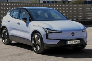 Países Bajos - Mayo 2024: El SUV eléctrico Volvo EX30 apunta al liderato