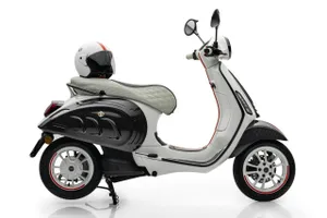 Mansory no tiene límites, pasa de los superdeportivos a los scooters dejando su sello en la Vespa Eléctrica