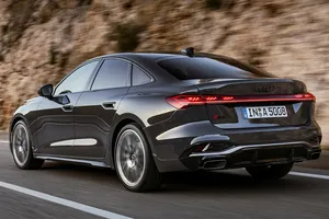 Audi no renuncia al coche eléctrico, pero augura un camino lento y con protagonismo híbrido: «Llevará más tiempo del que esperábamos»