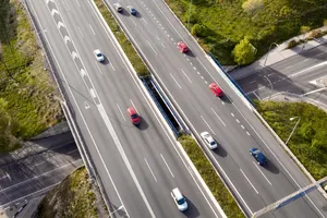 Seguro que este verano vas a ver un carril antiatascos, ¿sabes cómo conducir por uno de ellos?