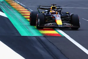 Max Verstappen empieza relajado en Spa a pesar de la sanción y avisa a McLaren