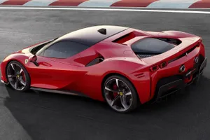 Ferrari siempre marca la diferencia, asegura de por vida sus superdeportivos PHEV como ninguna otra marca