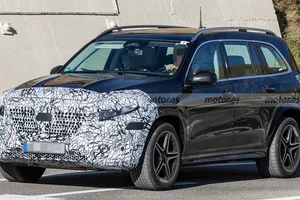 Cazado el nuevo Mercedes GLS 2026, la tercera generación del SUV de lujo sufrirá un nuevo «facelift»