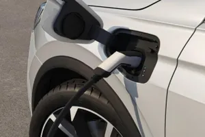 Si compras ahora un híbrido enchufable pagarás menos que en 2025. Por qué las nuevas reglas de la UE para los PHEV harán subir sus precios