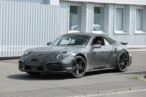 El sugerente Porsche 911 Turbo S Cabrio Facelift 2025 vuela en Nürburgring, más deportivo y con un acento híbrido brutal