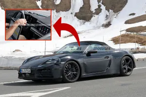 Primera mirada al interior del nuevo Porsche Boxster en estas fotos espía, el roadster eléctrico muda sus pruebas a los Alpes