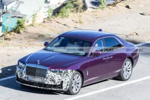 El Rolls-Royce Ghost Facelift 2025 vuelve a verse en fotos espía, al descubierto las novedades de un icono del lujo