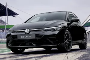 Los nuevos Volkswagen Golf R 2025 ya tienen precios en Alemania, dos compactos de prestaciones brutales que no decepcionan