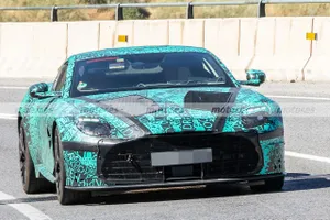 Nuevas fotos espía del Aston Martin Vanquish 2025, el superdeportivo afina su V12 durante unas pruebas y revela un par de detalles