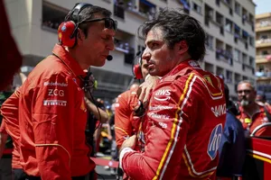 Profesional, consistente… las alabanzas a Carlos Sainz de quien ha negado su continuidad en Ferrari