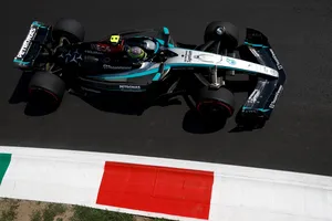 Hamilton comanda un Top 5 en 0,15 segundos, pero Monza vuelve a recordar quién manda