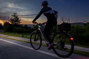 Multa por circular con una bicicleta sin luces por la noche (y te pueden caer 12 más)