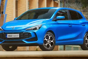 El coche híbrido (HEV) más barato que ha puesto en jaque al Toyota Yaris está en oferta con 2.000 € de descuento