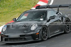 El nuevo Porsche 911 GT3 RS 2025 es cazado a su paso por Nürburgring luciendo un extremo kit de carrocería