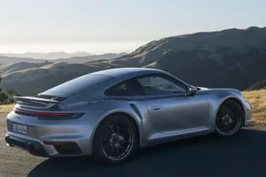 El Porsche 911 Turbo celebra sus 50 años de vida con una edición limitada, un mito que desafía los tiempos