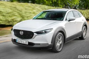 El nuevo Mazda CX-30 2025 con motor híbrido de 140 CV se estrena en España, estos son sus precios