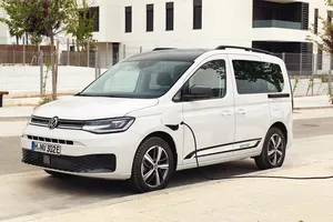 El nuevo Volkswagen Caddy eHybrid con tecnología PHEV llega al mercado con hasta 120 km de autonomía eléctrica, de momento solo en Alemania