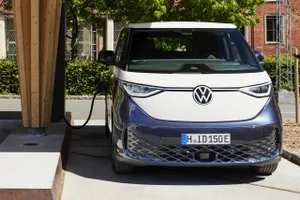 La gama del Volkswagen ID. BUZZ Cargo 2025 estrena novedades, tres versiones para una furgoneta eléctrica aspirante a reinar