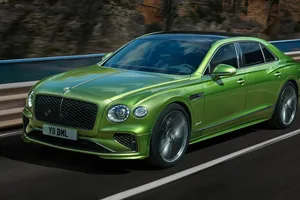 Bentley desvela el nuevo Flying Spur 2025, su coche de 4 puertas más potente jamás creado que te hará olvidar el motor W12