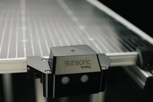 ¿No sabes cuándo limpiar tus paneles solares? Este sensor conectado al móvil te avisa cuando están sucios