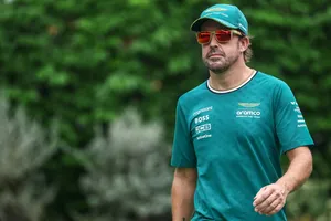 Fernando Alonso pide ayuda y avisa, no está dispuesto a esperar a Newey: «Voy al 100 % para superar la falta de ritmo»