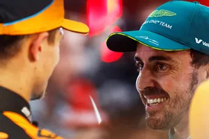 Fernando Alonso se niega a beber durante las carreras, y así terminó en Singapur con 30 grados y un 74 % de humedad