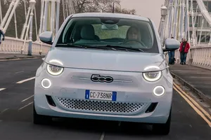 El FIAT 500 eléctrico se vende tan poco que se ha tenido que tomar una radical decisión (de manera temporal)