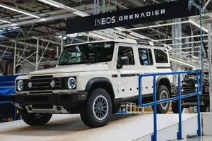 El gran rival del Toyota Land Cruiser sufre un duro golpe, Ineos detiene la producción del todoterreno Grenadier